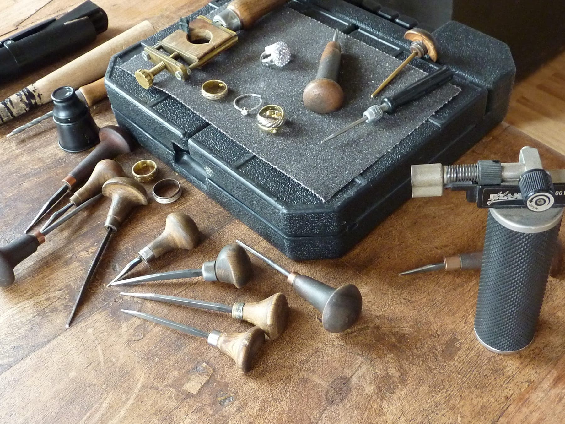 Tradiční zlatnické nástroje v dílně atelieru