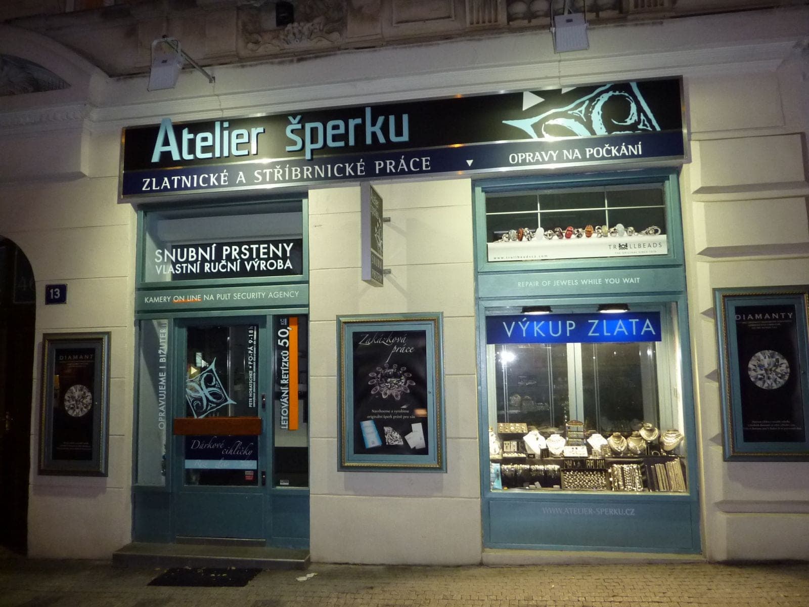 Výloha prodejny Atelier šperku ve Francouzské ulici 13, Praha 2