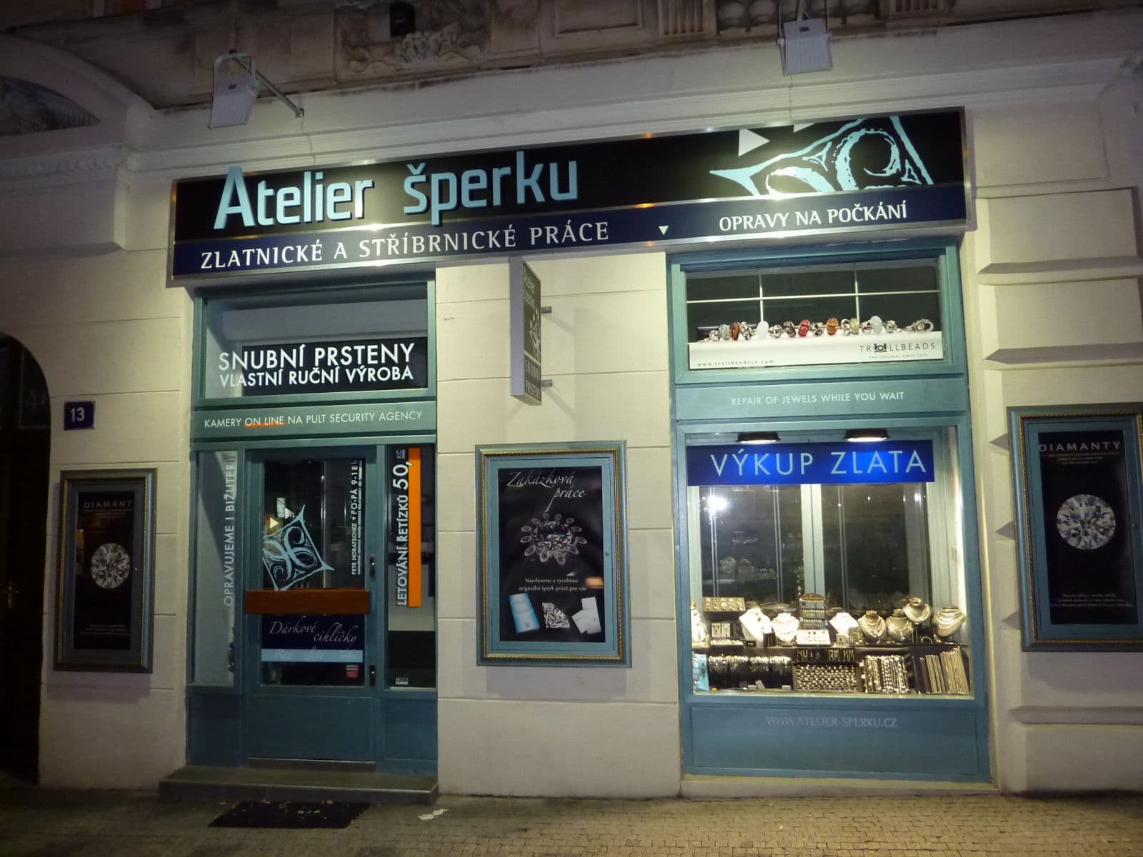Výloha prodejny Atelier šperku ve Francouzské ulici